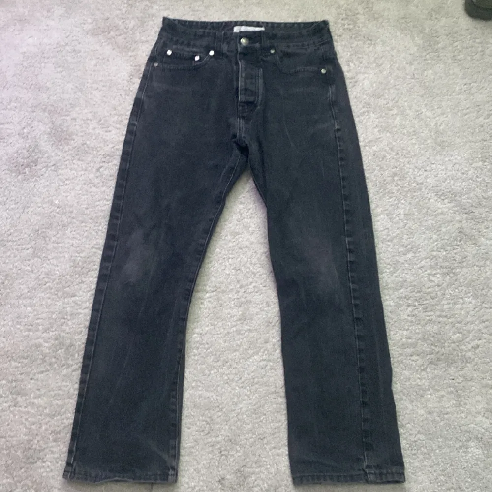 Hej säljer ett par fina jeans i storlek 28 men dom passar barn mellan 150-160  Ny pris 1300kr. Jeans & Byxor.