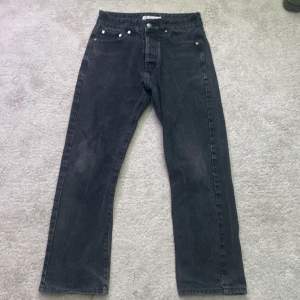 Hej säljer ett par fina jeans i storlek 28 men dom passar barn mellan 150-160  Ny pris 1300kr