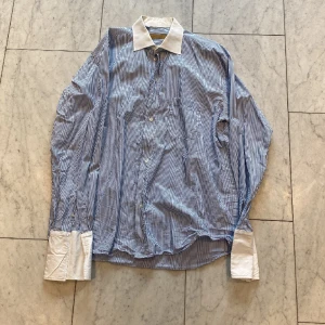 La Chemise skjorta - Säljer en la chemise skjorta i gott skick.