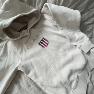 Gant hoodie 146/152 - Sparsamt använd, fint skick.