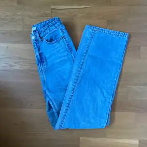 säljer dessa ljusblå jeans från hm, de är högmidjade och vida i modellen💘 pris kan diskuteras