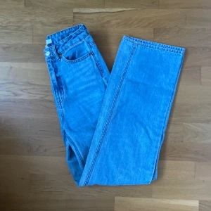 ljusblå vida jeans - säljer dessa ljusblå jeans från hm, de är högmidjade och vida i modellen💘 pris kan diskuteras
