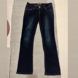 Snygga mörkblå low waist bootcut jeans  - Köpte dom här på Vinted men det var för stora😔. Midjemåttet på dom är 80 cm och innebenslängd 78 cm❤️ Dom är ganska stretchiga. Storlek M/ W29/W30