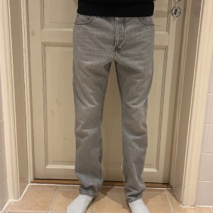 G-star raw jeans - Grå G-star jeans i gott skick, säljs pågrund av att dem inte längre passar min stil. 
