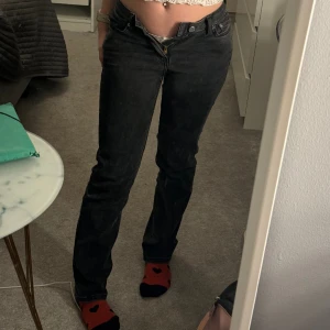 Weekday jeans  - Säljer mina så fina lågmidjade weekday jeans pågrund av att de har blivit för små för mig(kunde därför inte knäppa knappen på bilden)💓 tror nypriset var runt 600 kr, säljer för 350 men det kan diskuteras vid snabbt köp! Minns inte storleken men ca XS