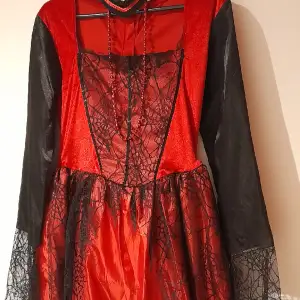 Fin halloween vampyr klänning i vinröd för större tjejer 