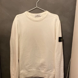 Stone island tröja - Säljer denna riktigt snygga Stone island tröja då den aldrig kommer till användning, den är mycket sparsamt använd.