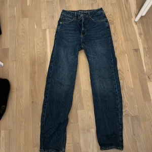 Bikbok jeans - Fina högmidjade jeans från bikbok. Raka i benen🥰 Sparsamt använda i strl 27🩷