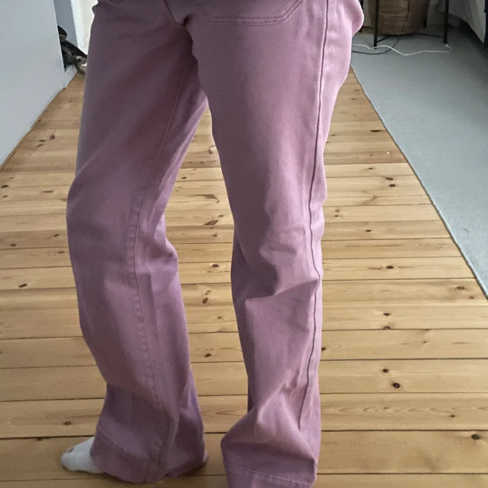 Coola lågmidjade rosa jeans från Zalando, knappt använda och inga slitningar🎀. Jeans & Byxor.