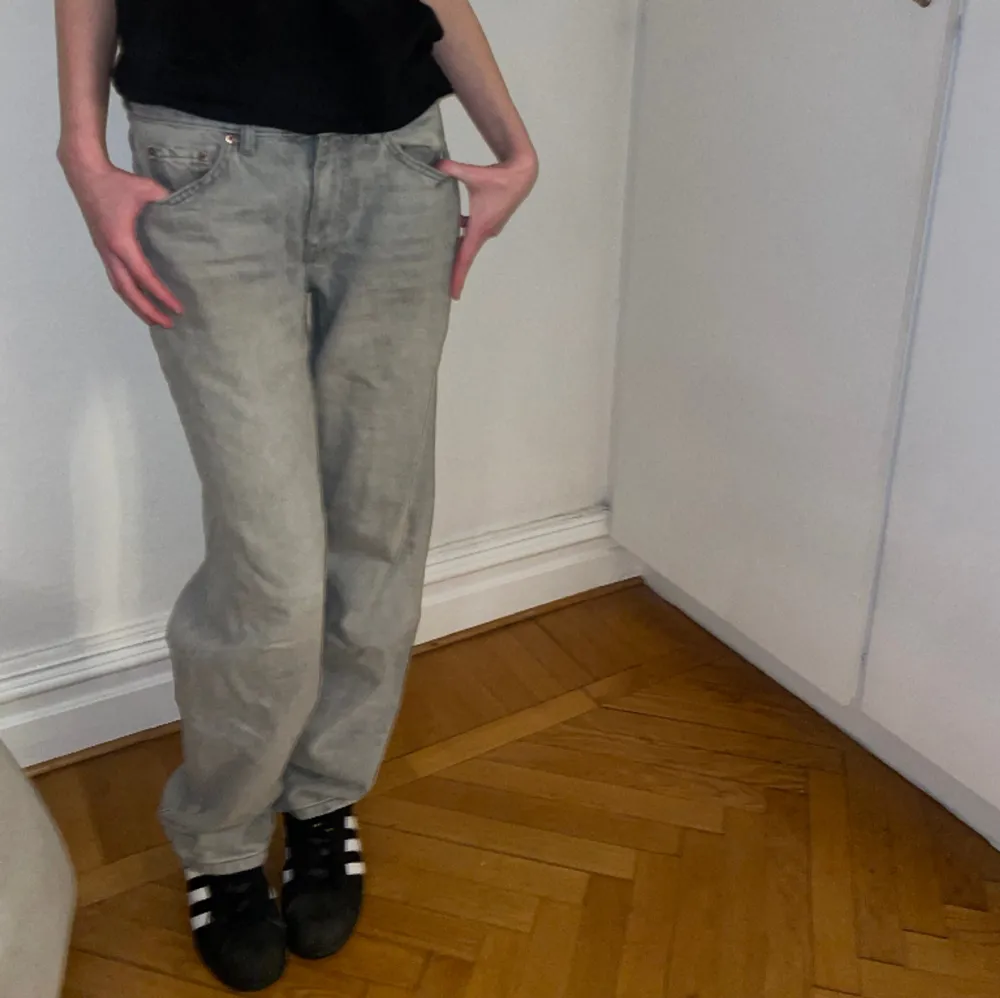 Low straight jeans,fint skick. Bilden är på min kompis som är 172 Men funkar även på mej som är cirka 160cm ,Kan tänka mig att sänka priset. Jeans & Byxor.
