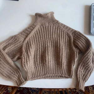 Stickad tröja - Superskön stickad tröja! I oversized, kort modell. Älskar den men säljer för att jag har två :)