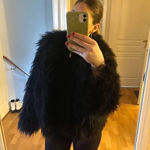 Svart pälsjacka från NAKD - Pälsjacka från NAKD, använt endast en gång, inga defekter och i helt perfekt skick. Den är i storlek 36 men passar 38 också.  Skriv om ni har fler frågor❤️Den finns även i rosa i samma storlek/samma pris.