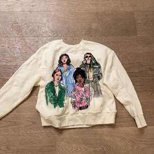Zara tröja - Sweatshirt från zara, endast använd en gång🥰 Skriv för fler bilder eller om du har några frågor, köparen står för frakten