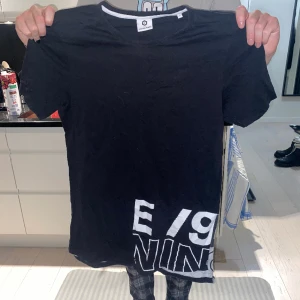Svart jack&jones tröja - Svart jack and Jones tröja med vit tryck på ryggen. 