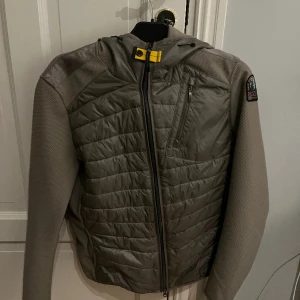 Parajumper cardigan - Säljer nu denna feta cardigan som är storlek S. Säljer den pga använder den inte så mycket. Den har inga defekter som ny bara några månader gammal. Den är perfekt till när våren börjar går även att använda nu rätt bra nypris 4300