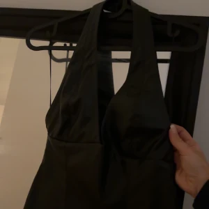 Skinntopp  - Oanvänd skinntopp från zara. Öppen rygg med halterneck. Storlek S.