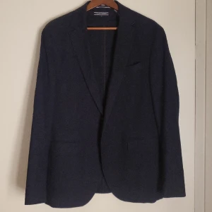 Tommy Hilfiger kavaj - Marinblå Fiskbenmönstrad bomullskavaj i stl 50