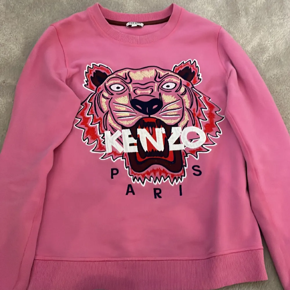 Säljer min jättefina kenzo tröja som tyvärr har blivit förliten💗Kostar 400kr men man kan nog sänka lite 💗. Tröjor & Koftor.