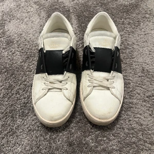 Valentino opens - Tjena! Säljer nu mina trendiga skor från valentino! Skick skulle jag säga 8,5/10, använda sparsamt 8 gånger. Skriv via funderingar😊 har kvitto!!!