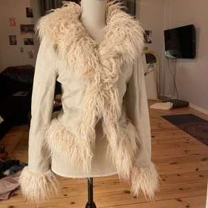 Pennylane jacka - Såååå fin penny lane jacka köpt för längesedan på Urban outfitters. Tunn i tyget så inte supervarm men funkar toppen på våren typ 