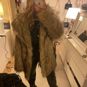 Brun pälsjacka  - Helt ny pälsjacka med prislappen kvar, stl 34