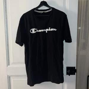 Svart t-shirt från Champion i storlek XL. Pris: 70kr + frakt