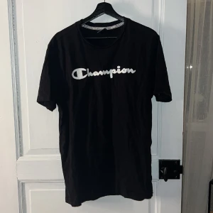 Champion t-shirt - Svart t-shirt från Champion i storlek XL. Pris: 70kr + frakt