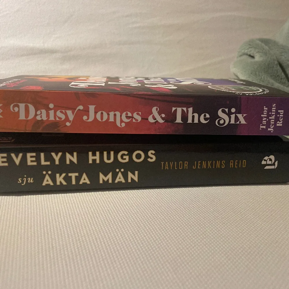 Böckerna Daisy Jones and the six och Evelyn Hugos sju äkta män av Taylor Jenkins Reid.  Böckerna är på svenska. Nästan nyskick, aldrig använt 😊 100 kr för båda men är du bara intresserad av en så går det såklart att diskutera också💕. Övrigt.