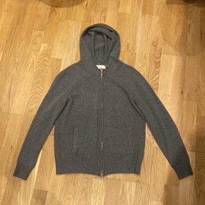 Sayless zip hoodie - Säljer nu min Kashmir och Merinoulls tröja, tröjan har 40% Kashmir och 60% Merino ull, tröjan är använd Max 5 gånger alltså väldigt bra skick. Nypris ligger runt 899kr men mitt pris är 700   Skriv om ni har några funderingar.