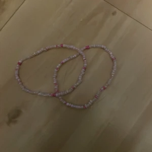 Säljer 2 st armband  - Man får båda för 15kr