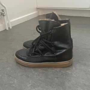 Inukii inspirerade skor  - Säljer dessa vinterskor, i fint skick, nästan som nya då dem endast är använda 1 gång. 