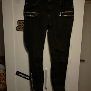Jeans med stretch  - Aldrig använda inte min stil direk, hyfsat bra skick 