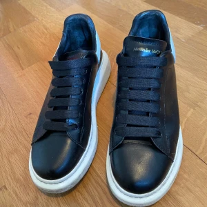 Alexander McQueen skor - Alexander mcqueen skor sitter som 42. Välbevarade men använda, syns knappt när man bär dom ser väldigt rena o nya ut.