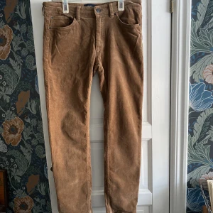 Snygga bruna byxor! - Byxor från märket Hampton Republic i storlek 32/32 med en jättefin passform. Byxorna är i ett mjukt och bekvämt material!