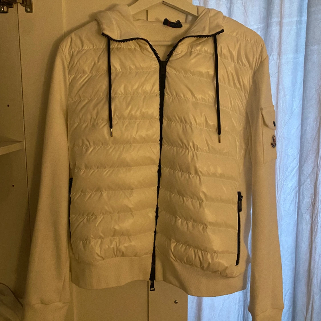 En superfin Moncler hybrid jacka - 90