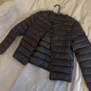 Svart vårjacka - Säljer min svarta Uniqlo jacka då den inte kommer till användning längre. Den är knappt använd och i superfint skick. Kom med bud privat, köparen står för frakt.💗💗