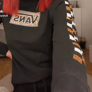 Långärmad Vans tröja - Säljer denna långärmade Vans tröjan då den inte kommer till användning längre💞 Storlek XS