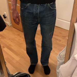 Baggy jeans från Zara som knappt är använda. Storlek 42.