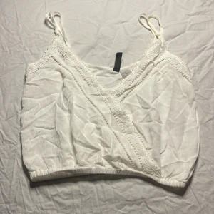 Vit spets top - Tyvärr aldrig använt eftersom att den har varit för stor för mig💕