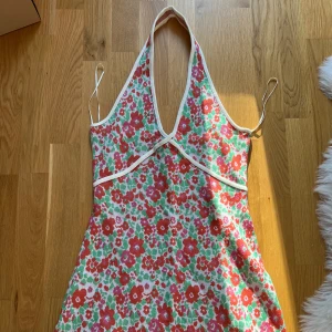 Zara klänning  - Så gullig zara klänning 💕 Glittrigt och väldigt mjukt stickat tyg. Använd endast en gång så närmare helt ny!!