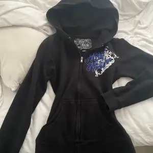 Metal mulisha hoodie med as coola detaljer o vingar på ryggen🪽💙🖤