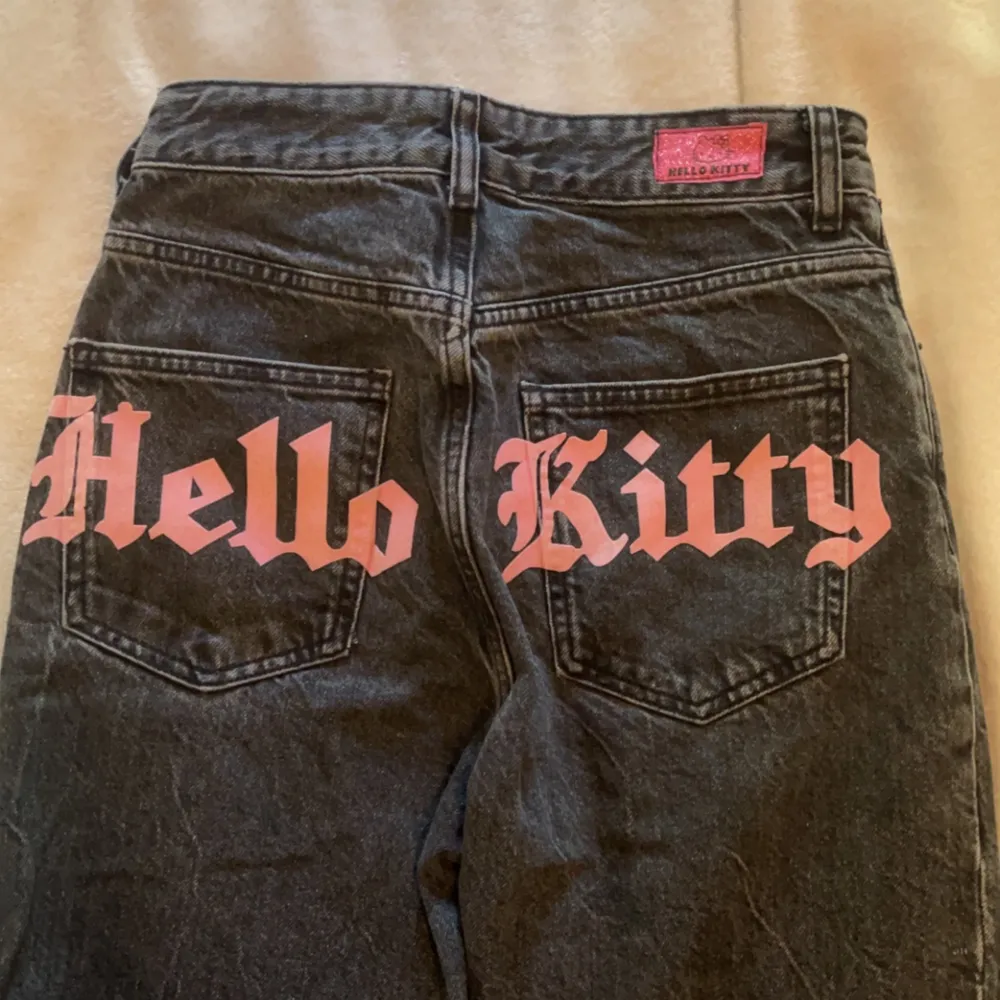 Världens sötaste Hello Kitty Jeans med rosa pärlor 🌸. Jeans & Byxor.
