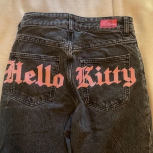 Hello Kitty Jeans - Världens sötaste Hello Kitty Jeans med rosa pärlor 🌸