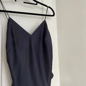 Topp från Filippa K - Topp från Filippa K i en mörk marinblå. Toppen är testad men aldrig använd och har lapp kvar. Banden går att justera. Storlek 34. Säljer på grund av fel storlek. 