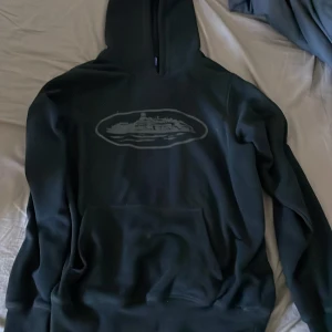 Cortiez hoodie - Helsvart cortiez hoodie i storlek S. Hoodien är i perfekt skick och inga fel på den. Använd väldigt lite och det är därför jag säljer den. Pris kan diskuteras vid snabb affär