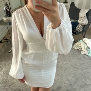 Klänning - Säljer denna supersöta klänning som har prislapp kvar. Perfekt till studenten