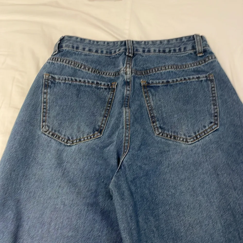 Baggy mörkblåa jeans, oanvända och i bra skick. Jeans & Byxor.