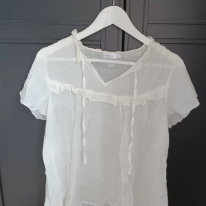 Tröja - Ish genomskinlig tröja från lager 157. Fint skick o fin modell. Perfekt till sommaren.