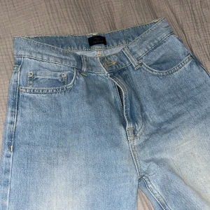 Jeans - Så snygga jeans i strl 32/xs . Köpta från Nelly, populär modell.