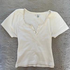Brandy Melville topp - Jättesöt tröja med spetskant, använd fåtal gånger och är i bra skick! Storleken är i One size men skulle säga att den passar storlek S.  Hör gärna av dig om du har andra frågor, använd gärna ”köp nu” funktionen vid köp!🥰 